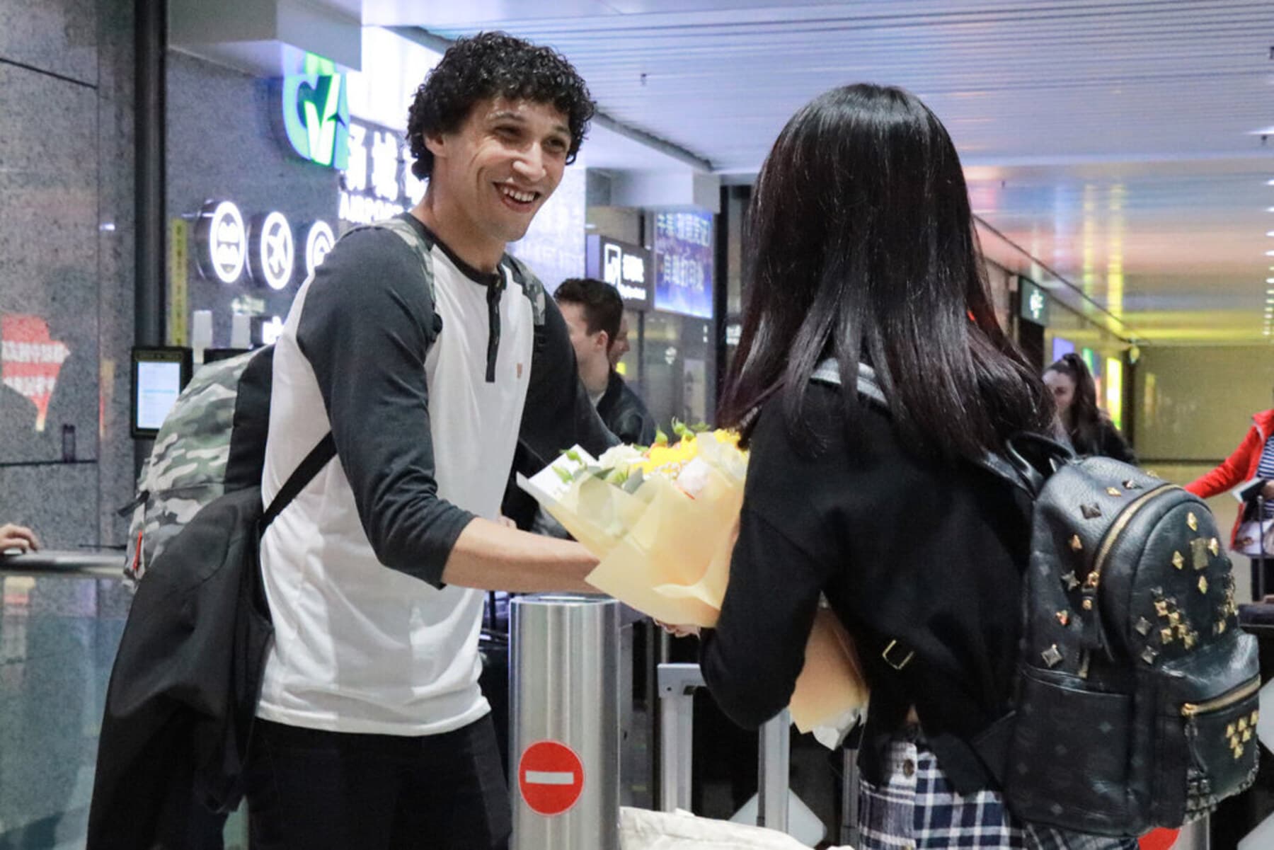 Chegada no aeroporto com buquê de boas-vindas