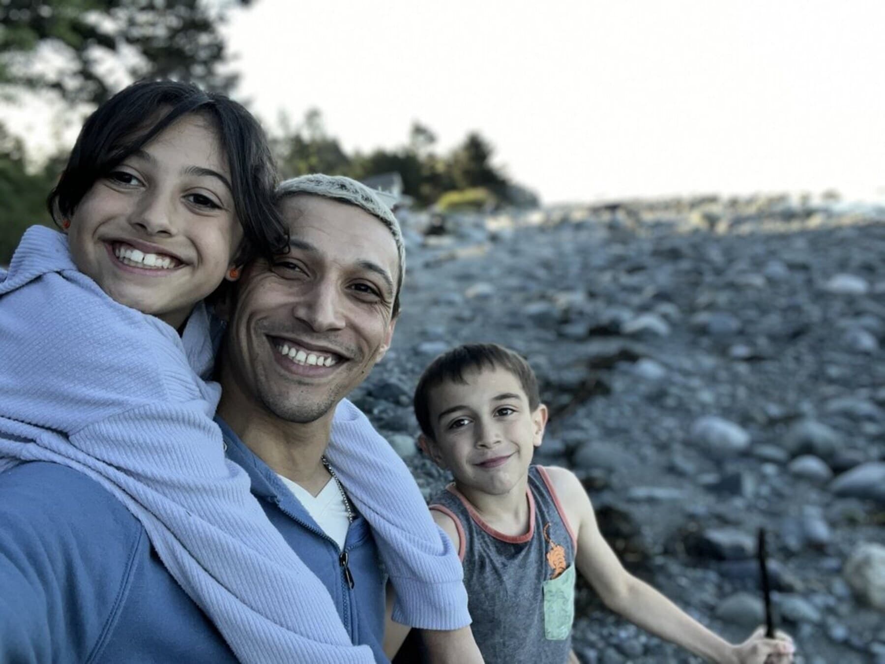 Vlad Pereira com os filhos na Ilha de Vancouver