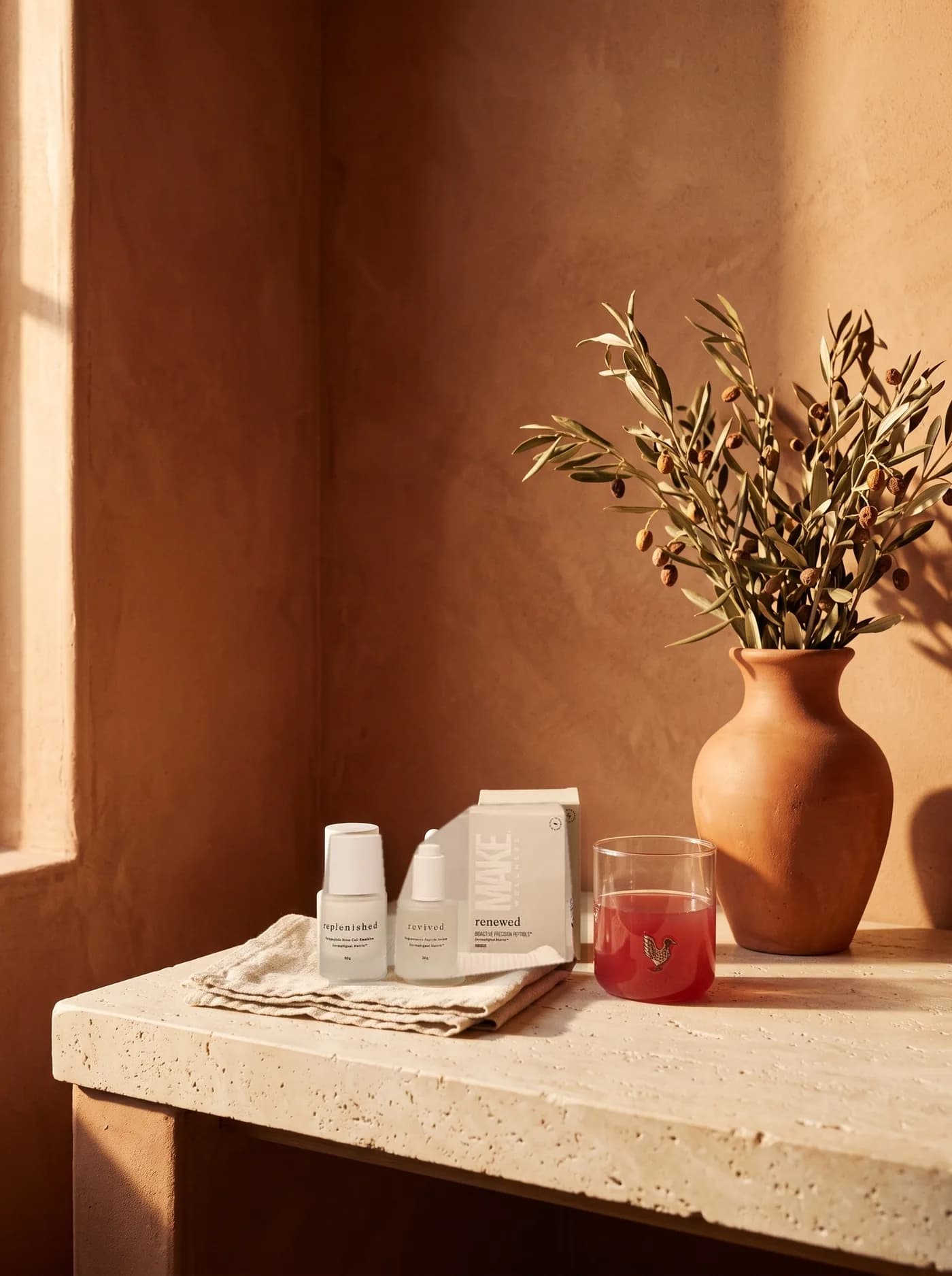 MAKE Precision Skincare: RENEWED, REVIVED e REPLENISHED numa mesa terracota
