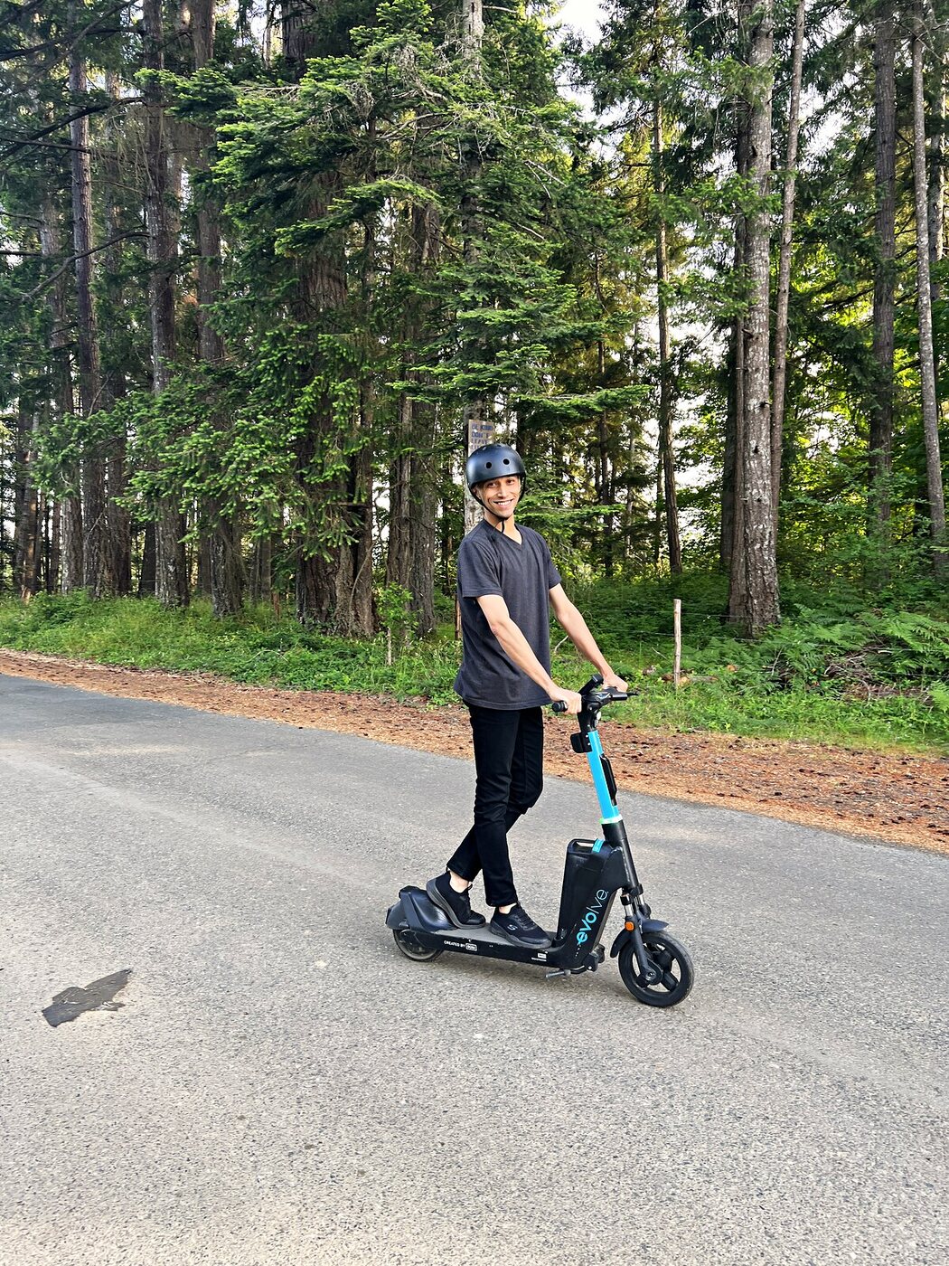 Andando de patinete elétrico da Evolve numa estrada de floresta na Ilha de Vancouver