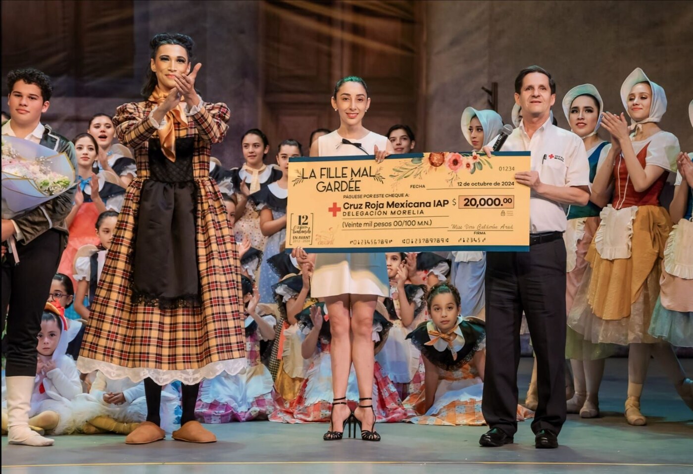 No palco, em figurino completo como Widow Simone em La Fille Mal Gardée, entregando um cheque de vinte mil pesos para a Cruz Roja Mexicana IAP, outubro de 2024