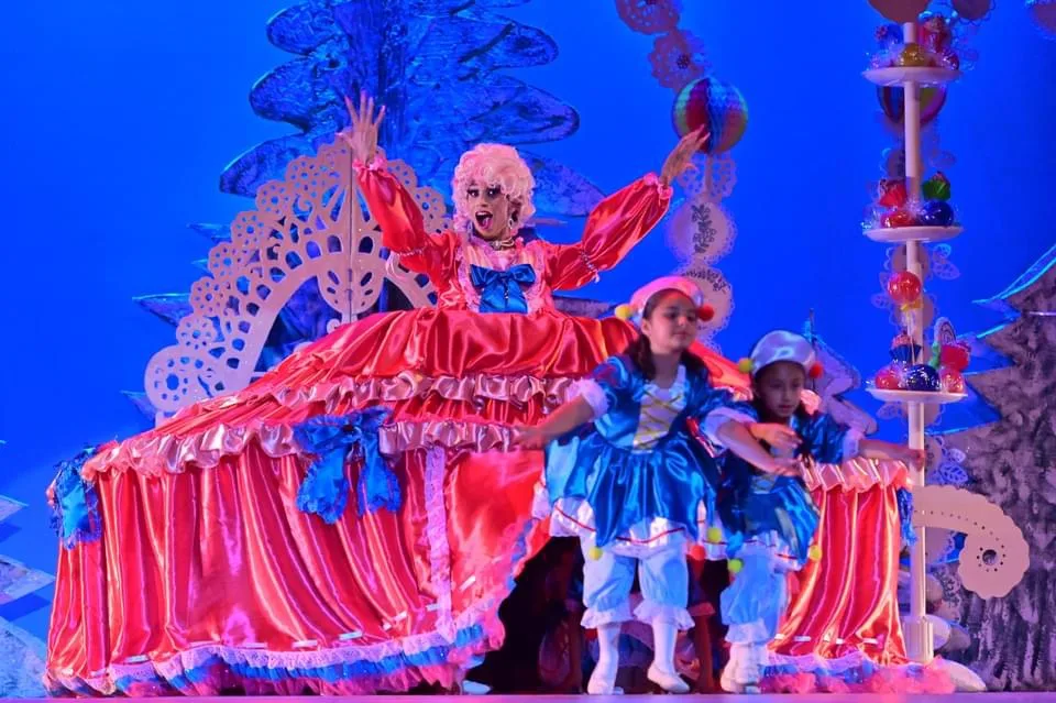 Mother Ginger with polichinelles emerging