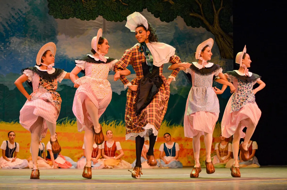 Widow Simone clog dance with dancers