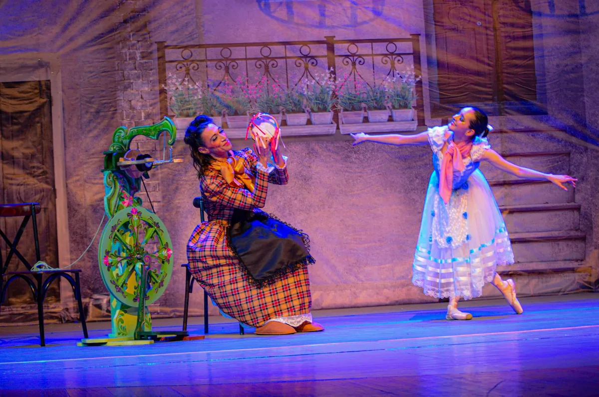 Widow Simone with spinning wheel