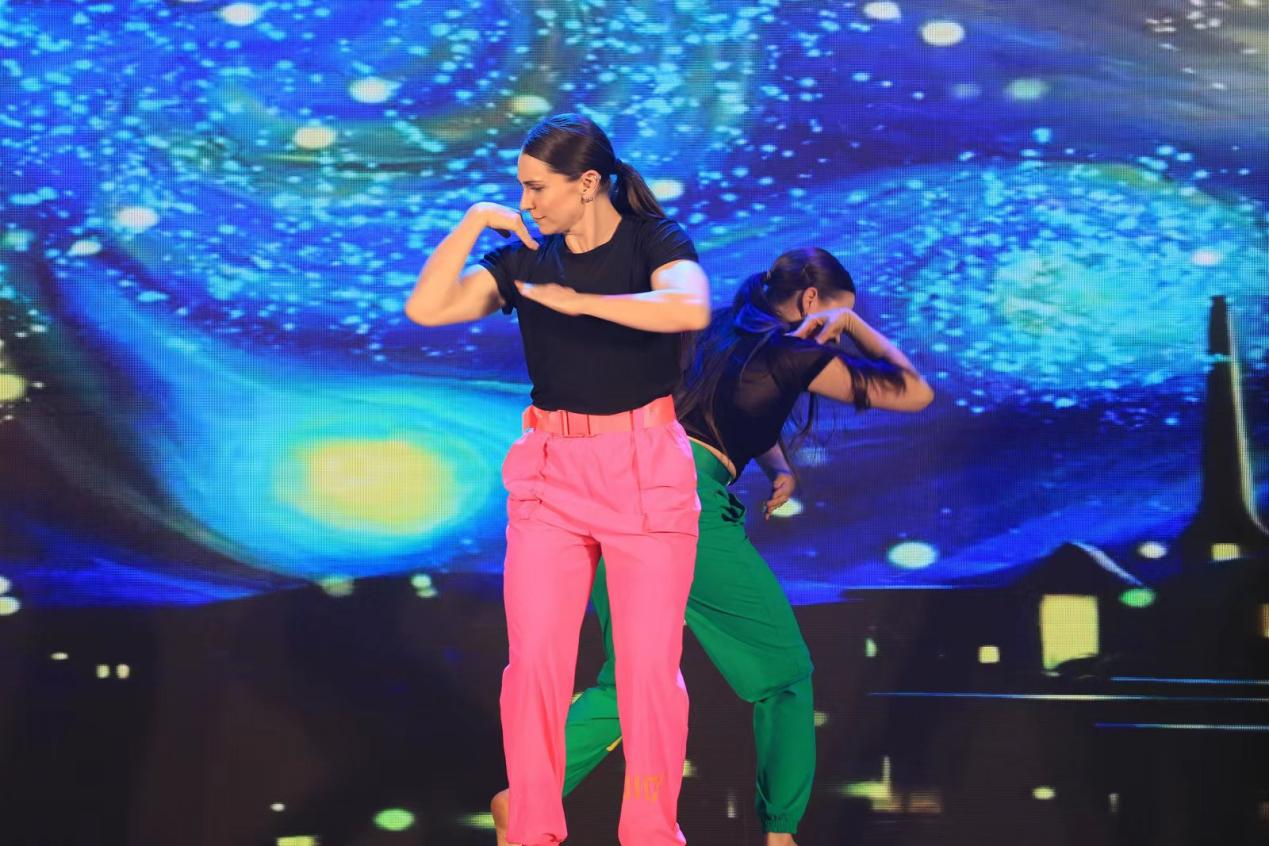 Hip-hop duet performance in Guangzhou