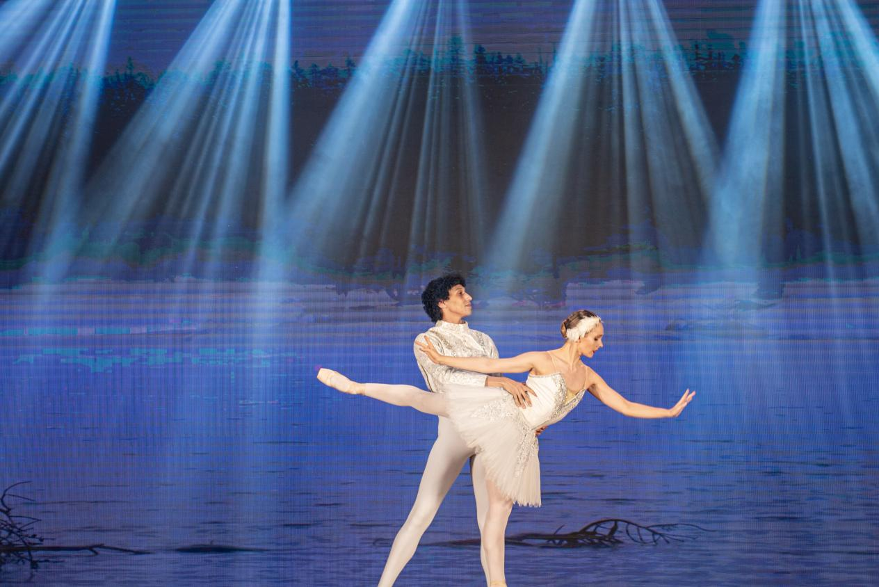 Vlad performing Swan Lake pas de deux at Guangzhou