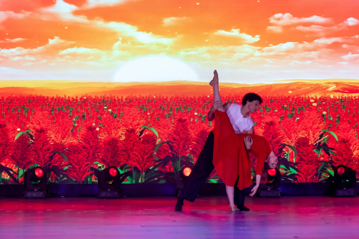Performing 九儿 with dramatic red sorghum sunset backdrop
