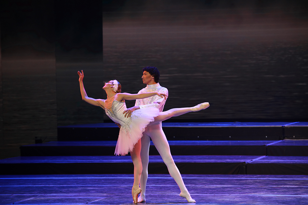 Ballet pas de deux at Yinchuan university
